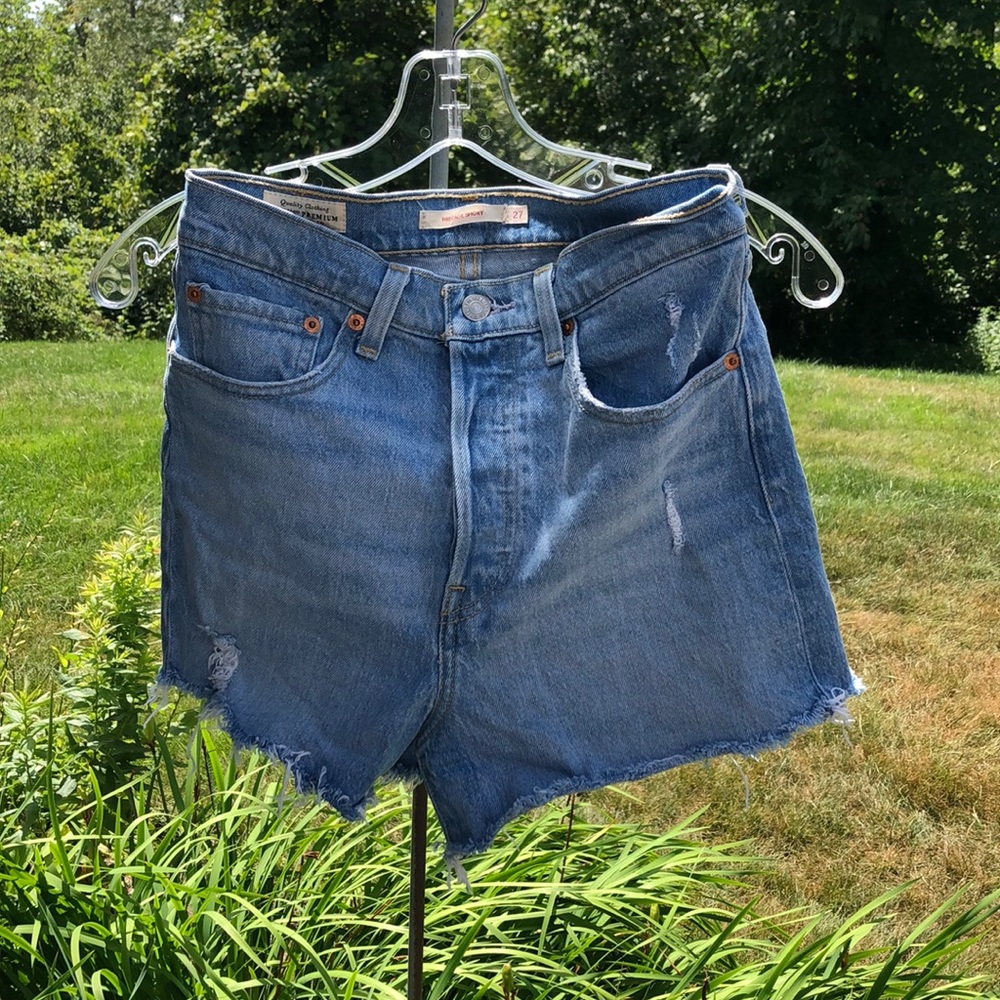 Levi’s light wash rib cage short